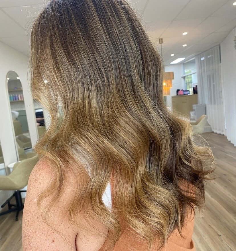 Creating a subtle sunkissed look ensuring it’s super low maintenance 😍 

This colour will grow out seamlessly 🥹

#sunshinecoastbalayage #sunkissedhighlights