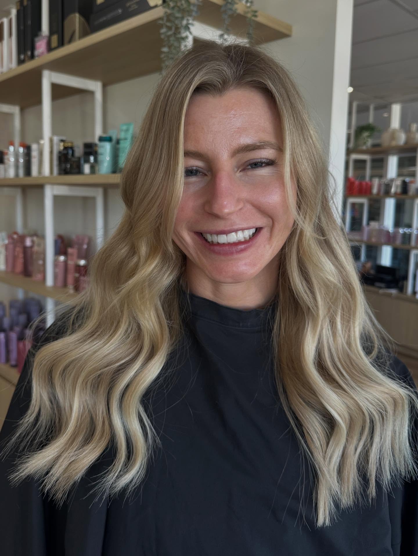 The power of hair extensions 😍 

This is just 60 bonds customised into 1/2s and look at the difference 😍

Obsessed 🤩 

#sunshinecoasthairextensions #keratinbonds #sunshinecoastkeratinbonds