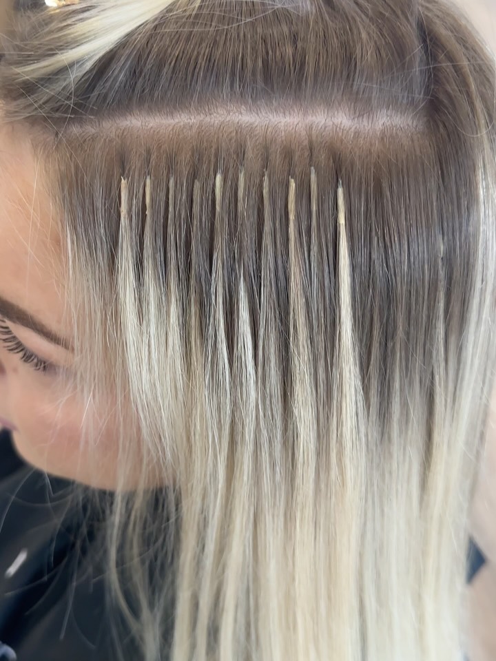 This is how beautifully our bonds sit on the hair, small and seamless - SWIPE across to see the before and afters 

These are the most versatile hair extension method for discreetness and wearing your hair in difference styles 

#curatedhairsupplies #curatedhair #keratinbonds