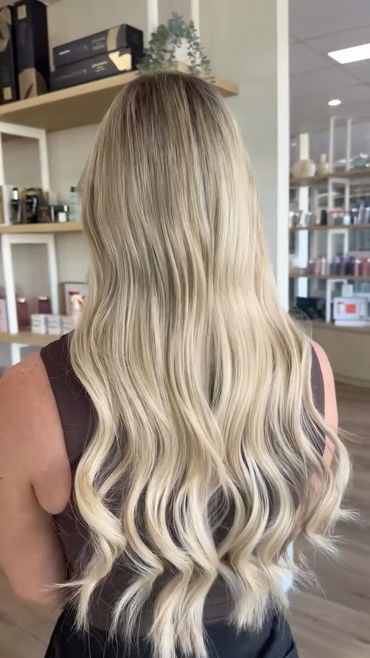 Your hair, but upgraded 🔥

Keratin bonds = seamless length, flawless blend

Sunshine Coast Hair Extension Specialists