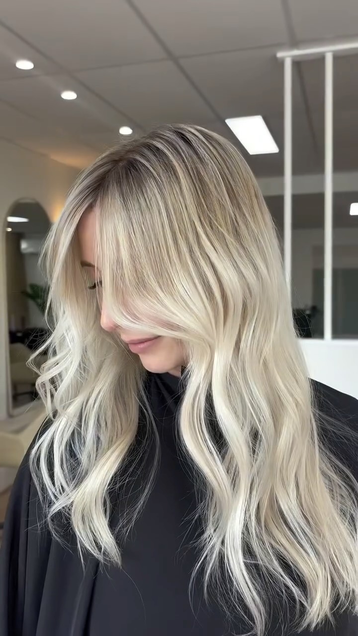 Needing that summer glow up? This is your sign 🪧 

Book in online now 😍 

Colour by @caitlin_coastalblondes