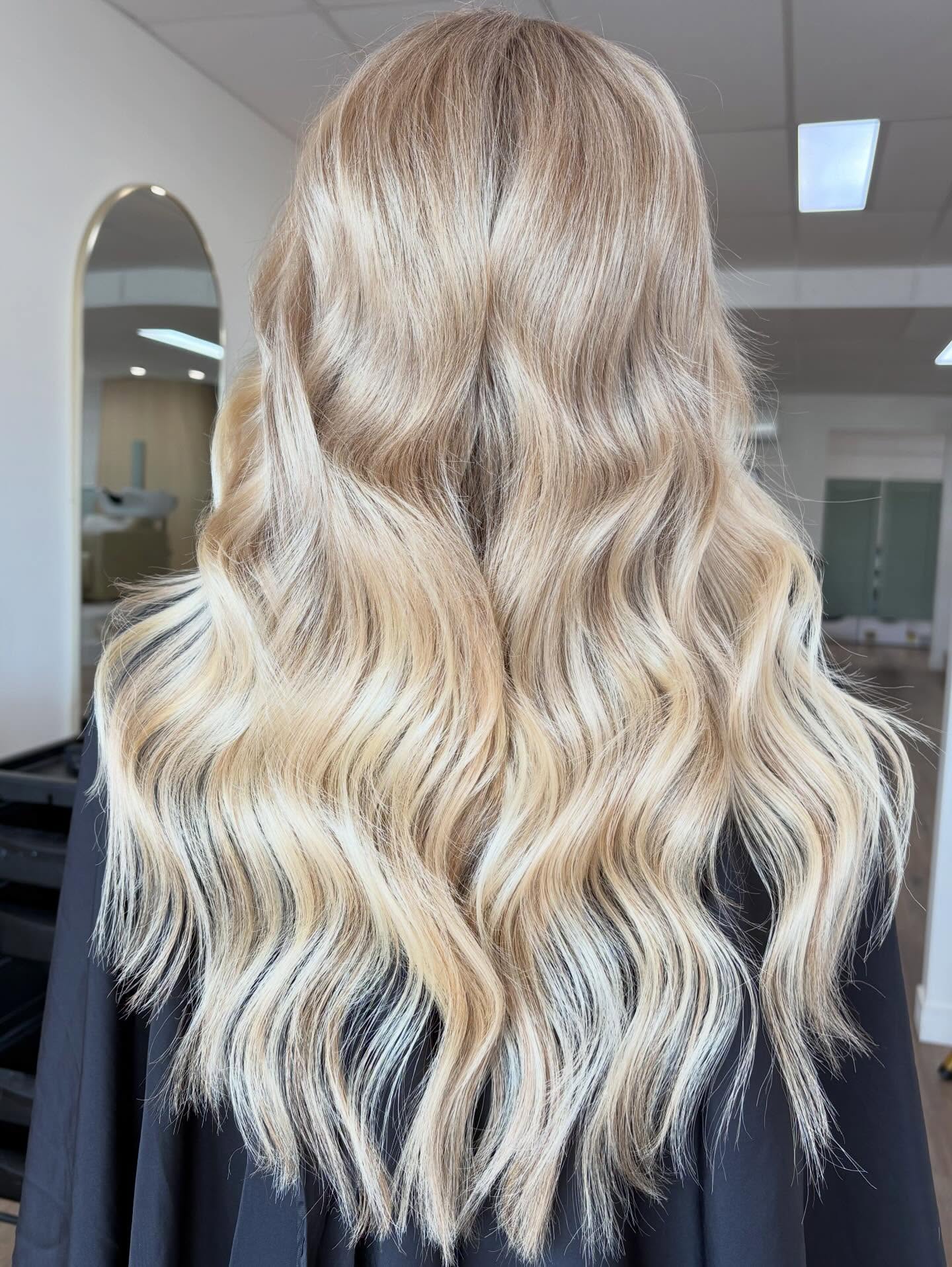 Swipe across to see the before 🥰

Keratin Bonds at it again - changing one life at a time 🌺 

Sunshine Coast Hair Extension Specialise 📍