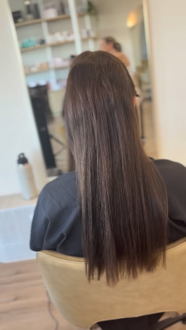 Adding subtle length and thickness 😍 

@curatedhairsupplies is just so shiny and glossy 

#keratinbonds #sunshinecoasthairdresser #sunshinecoastsalon #curatedhair #sunshinecoasthairextensions