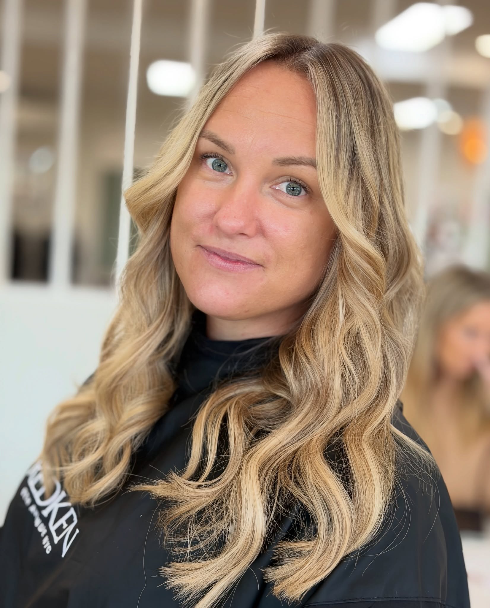 Adding a small volume set of keratin bonds to elevate this look. Filling in the gaps around the front can make your hair feel so much longer a fuller. 

#sunshinecoasthairdresser #sunshinecoastkeratinbonds #keratinbonds #curatedhairsupplies