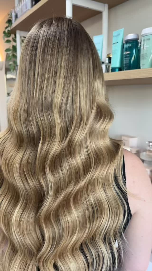 The shine. The Blend. That’s premium hair extensions right there 

 @curatedhairsupplies 

#curatedhairsupplies #curatedhair #sunshinecoasthairextensions #keratinbonds #sunshinecoasthairsalon