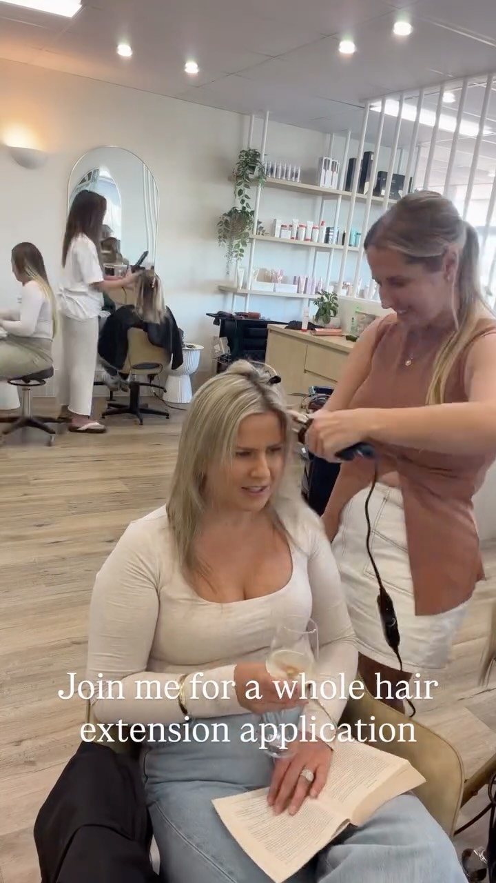 Disclaimer this was a time lapse Ceri does not work this quickly 😂😂 

#sunshinecoasthairextensions #keratinbonds #hairextensionsaustralia #curatedhair