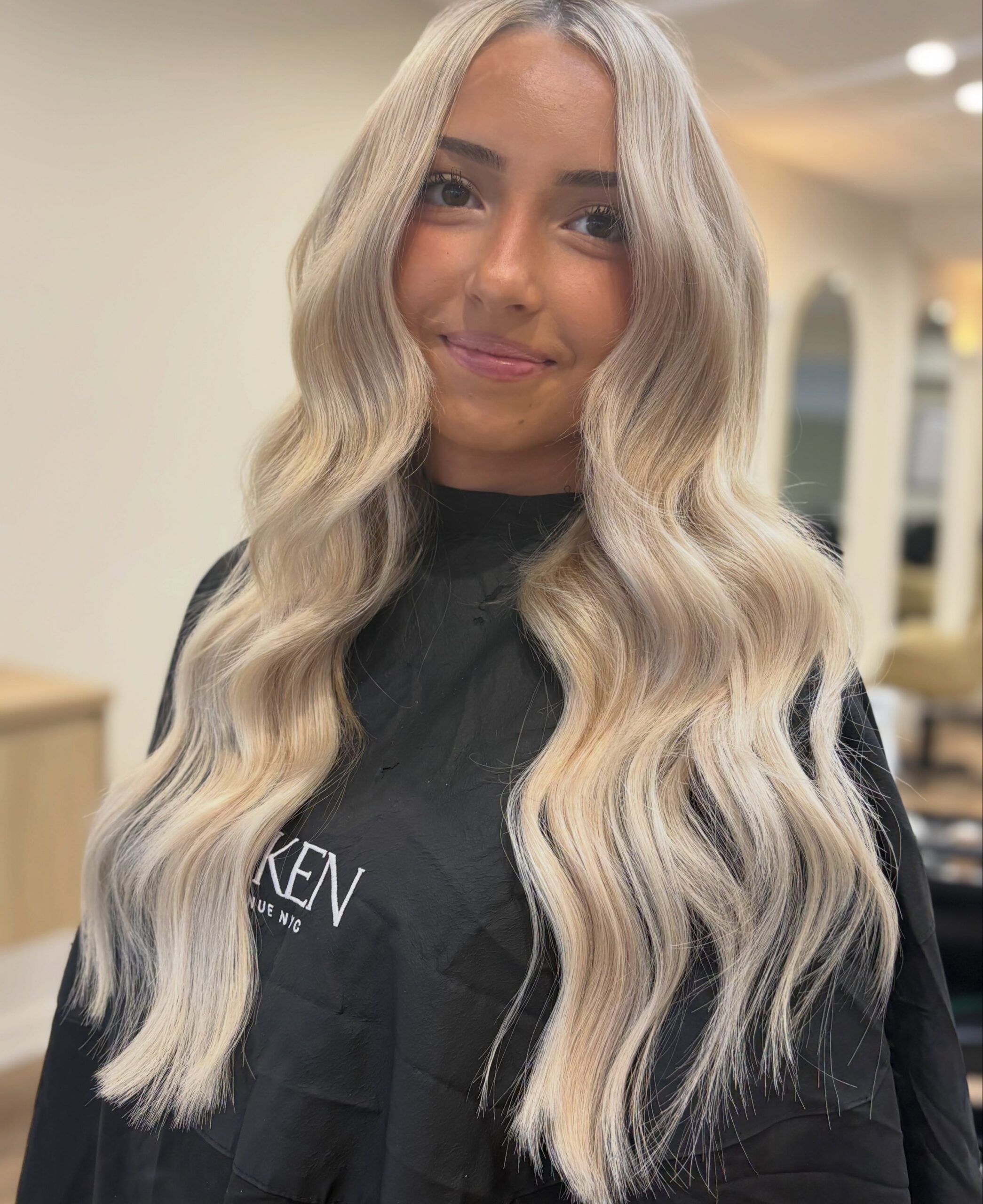 Classic Half Head Foils & 100g Genius Weft to create this stunning head of hair. Swipe across to see the before. 

Wefts are the best to create instant fullness and a more blanket coverage compared to the keratin bonds. 

#wefthairextensions #geniusweft #sunshinecoasthairextensions #mooloolabahairsalon #hairbeforeandafter