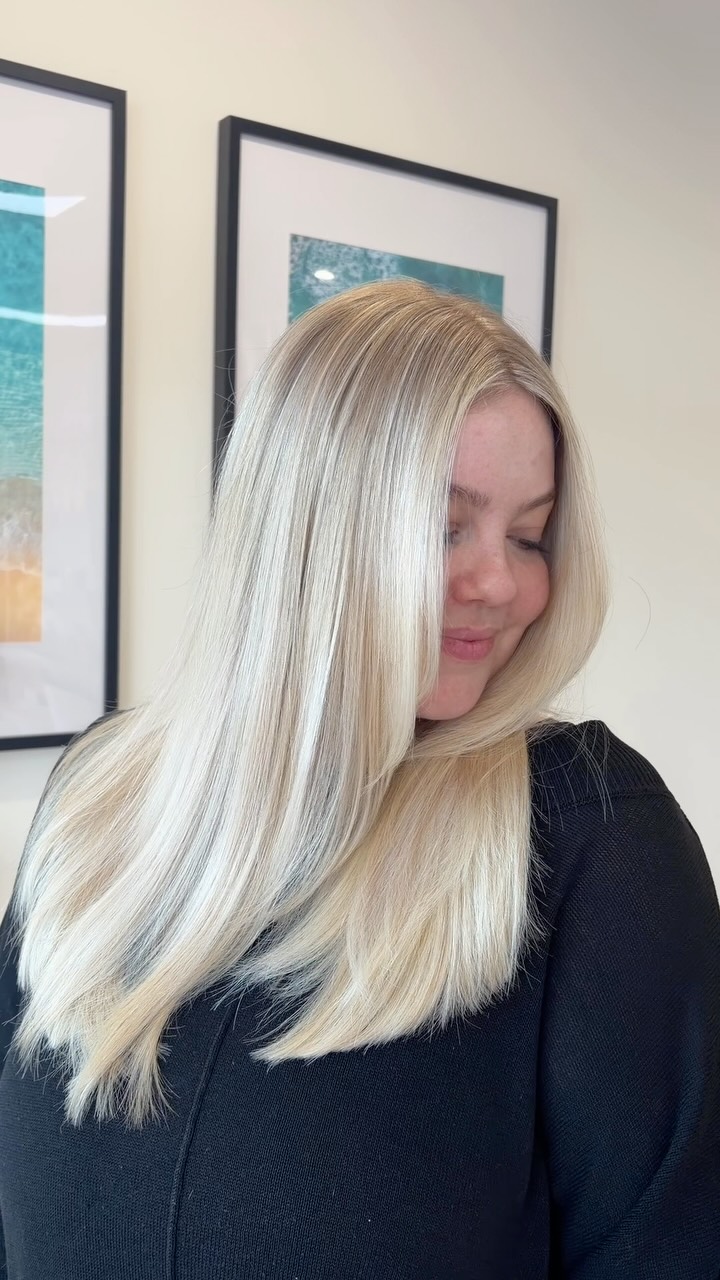 Ready for a glow up before the summer ☀️ 

We have two foil packages to make things easy for you to book online 

Classic Blonde - as it is in the name a classic blonde look bright from roots to ends 
Bespoke Blonde - for our more lived in blondes that need customised techniques 

Book online now via our link in bio 

#sunshinecoasthairdresser #sunshinecoastblondespecialist #mooloolabahairsalon #mooloolabablondespecialist #foils