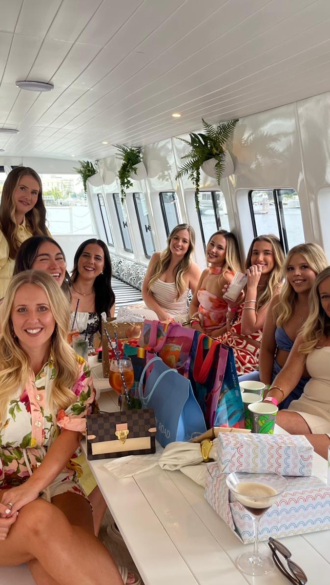 Coastal Blondes Xmas Party 🥳 🎄 🎅🏼 

Started off with a bottomless brunch on the new @theboatmooloolaba - HIGHLY recommended!! 

Then Secret Santa ended up with a Karaoke Session 🤣🤣 

Then we all got a little too competitive at Taps playing Jenja and connect 4 🙈🤣 

We had the BEST time we are sooo lucky to have such a beautiful team, so many laughs and bants. Appreciate everyone of you. And of course we missed Elizabeth 😘 

Lots of Love,
Ceri & Kristiina