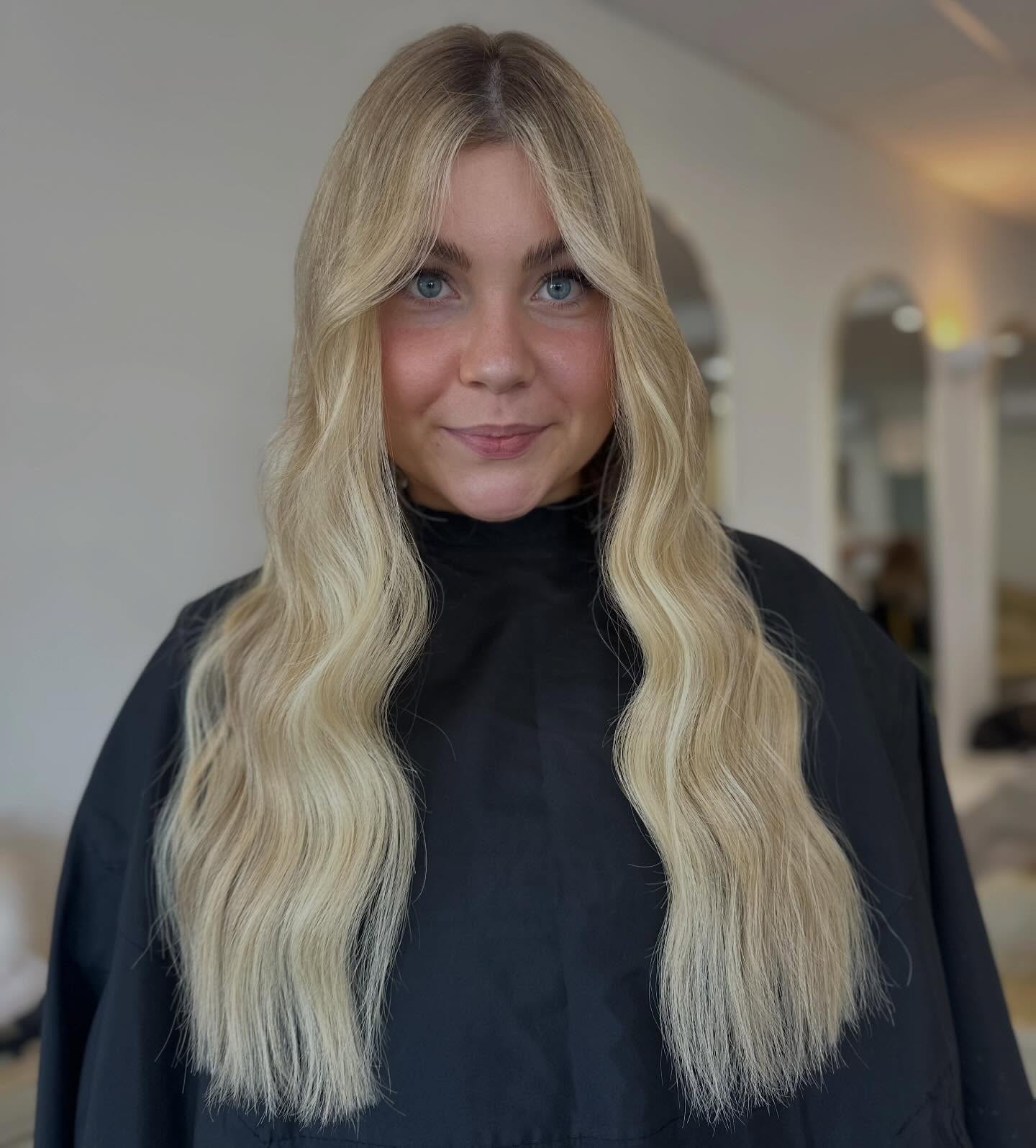 Swipe across to see the before 🤩 

@curatedhairsupplies 
75 bonds 
50cm / 20inches 
Cut in halves 

Sunshine Coast Hair Extensions 📍