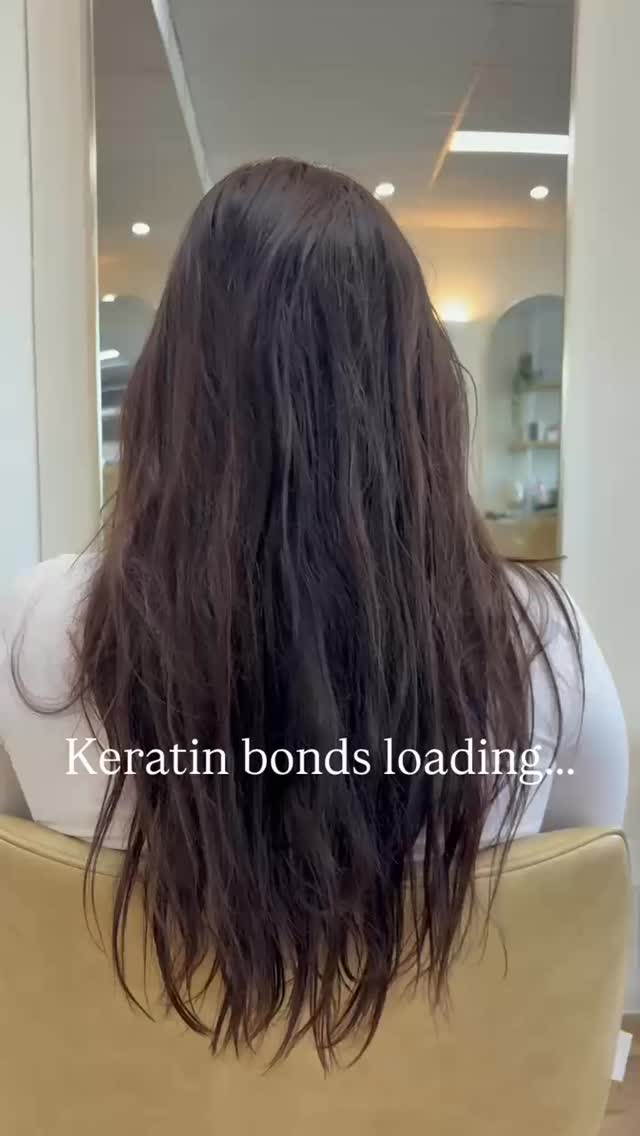 Hair Extensions are not just about long thick mermaid hair!! 

They can be used to instant add volume and subtle colour 

Hair @curatedhairsupplies 

#sunshinecoasthairdresser #sunshinecoasthairextensions #keratinbonds #mooloolabahairsalon