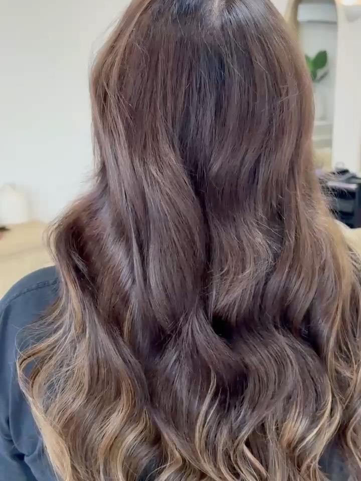Don’t want to use bleach on your hair? We’ve got you covered!! Adding length and balayage highlights using keratin bond hair extensions to create this Beautiful sun-kissed look 👀 💕 

#sunshinecoasthairextensions #mooloolabahairextensions #sunshinecoastbalayage #ktips #keratinbonds