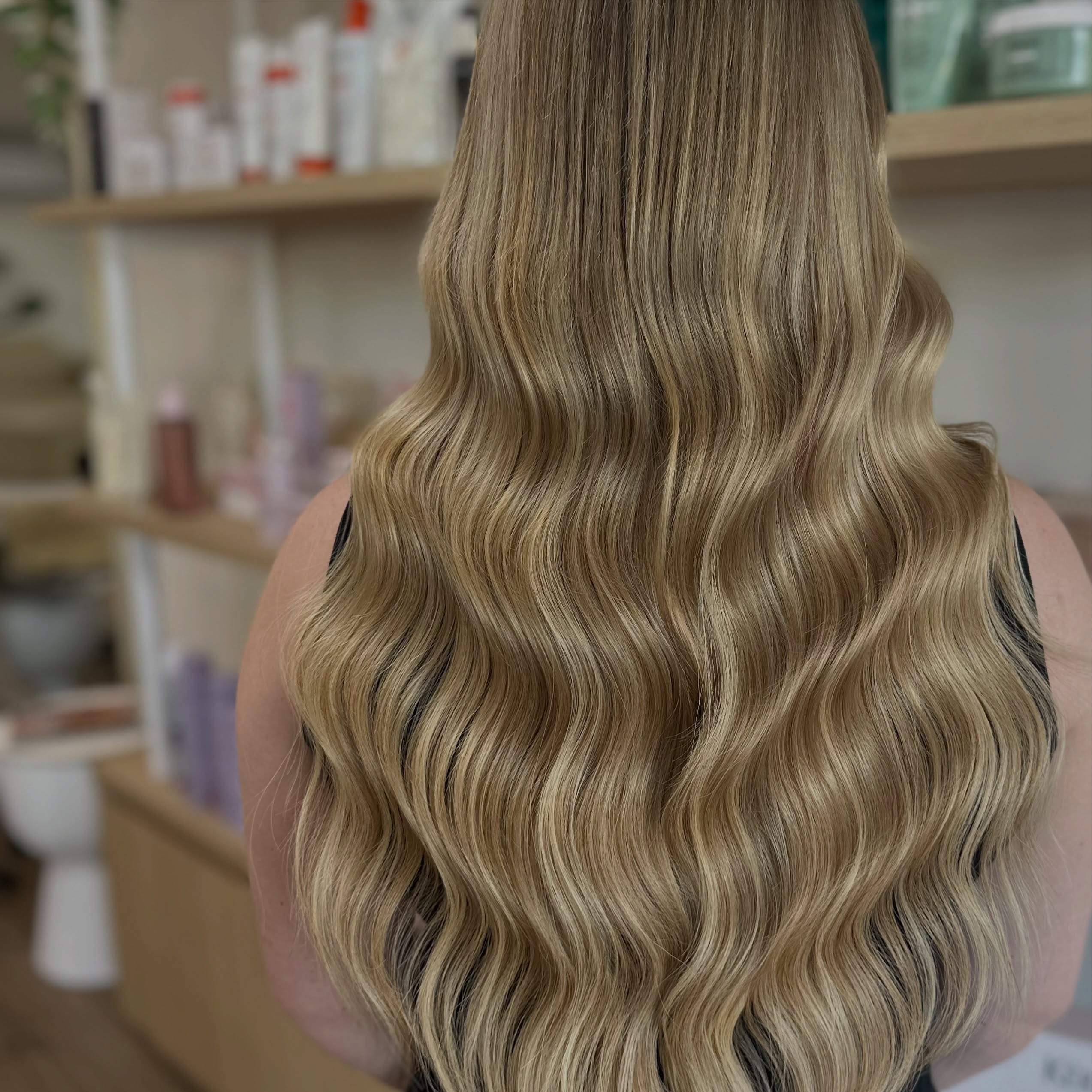 Hair Extensions that finally look natural, and blend seamlessly with finer hair types 😍 

Thanks to @curatedhairsupplies 

#sunshinecoasthairextensions #sunshinecoasthairextensionsspecialist #keratinbonds #curatedhair