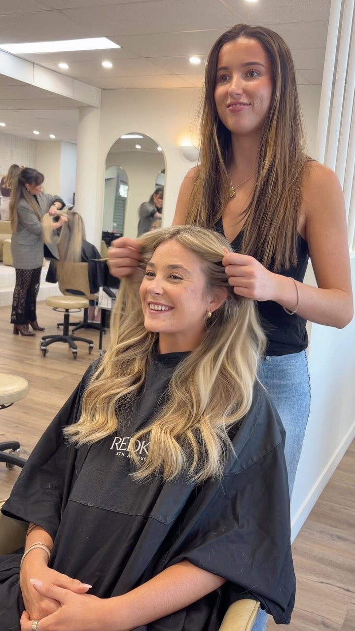 The reveal is what makes it all worth it 😍

Sunshine Coast Blonde & Hair Extension Specialists 📍 

#coastalblondes #hairreveal #sunshinecoasthairdresser #mooloolabahairsalon