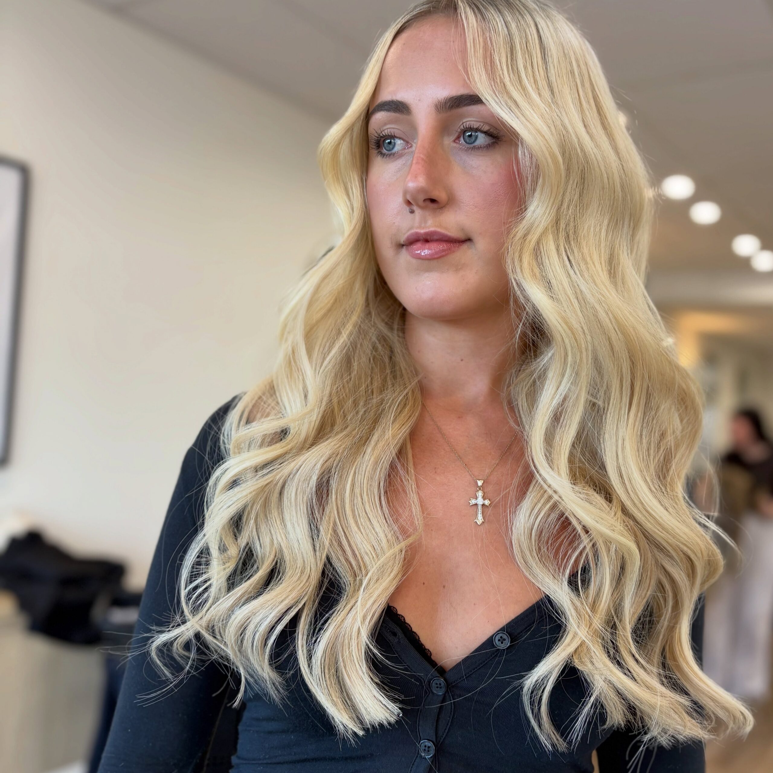 Swipe across for the before 🤩 

Beth working her magic with @curatedhairacademy 75 bonds to transform this beautiful client into thicker fuller locks 🥰 

#sunshinecoasthairdresser #sunshinecoasthairextensions #keratinbonds #ktips #curatedhair