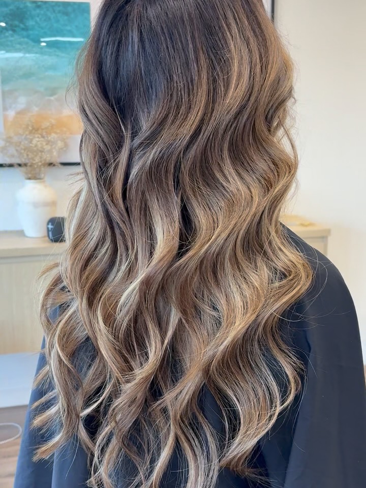 Transforming a lob into these luscious locks using 100g Genius Wefts 👌🏼 and a few highlights to connect the natural hair into the extensions. 

Completed by our Weft Specialists Beth 🤩 

#sunshinecoasthairextensions #sunshinecoastweftextensions #geniusweft #hairbeforeandafter #mooloolabahairdresser