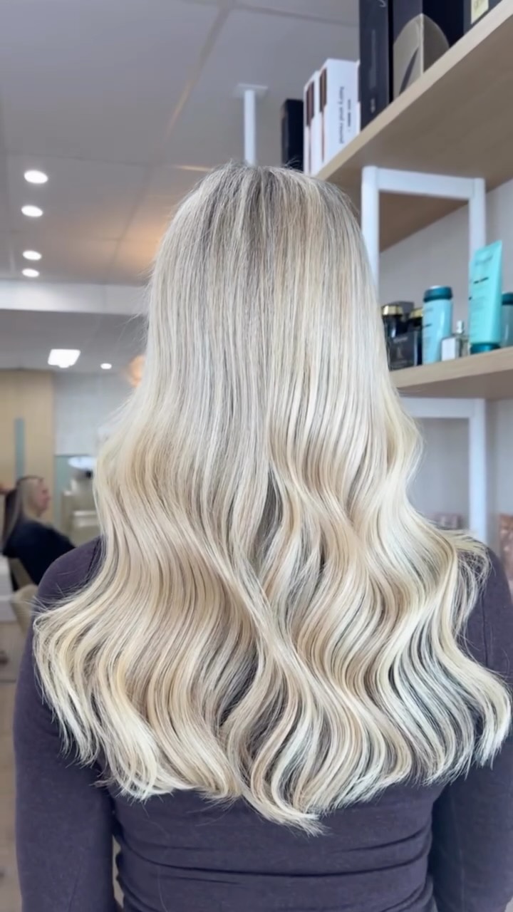Another confident booster before & after 🤩 

Are you ready to give yourself that extra boost of confidence? 

Book in for a free hair extension consultation today…link in bio 

#sunshinecoasthairextensions #hairextensions #keratinbonds #coastalblondes #curatedhairsupplies