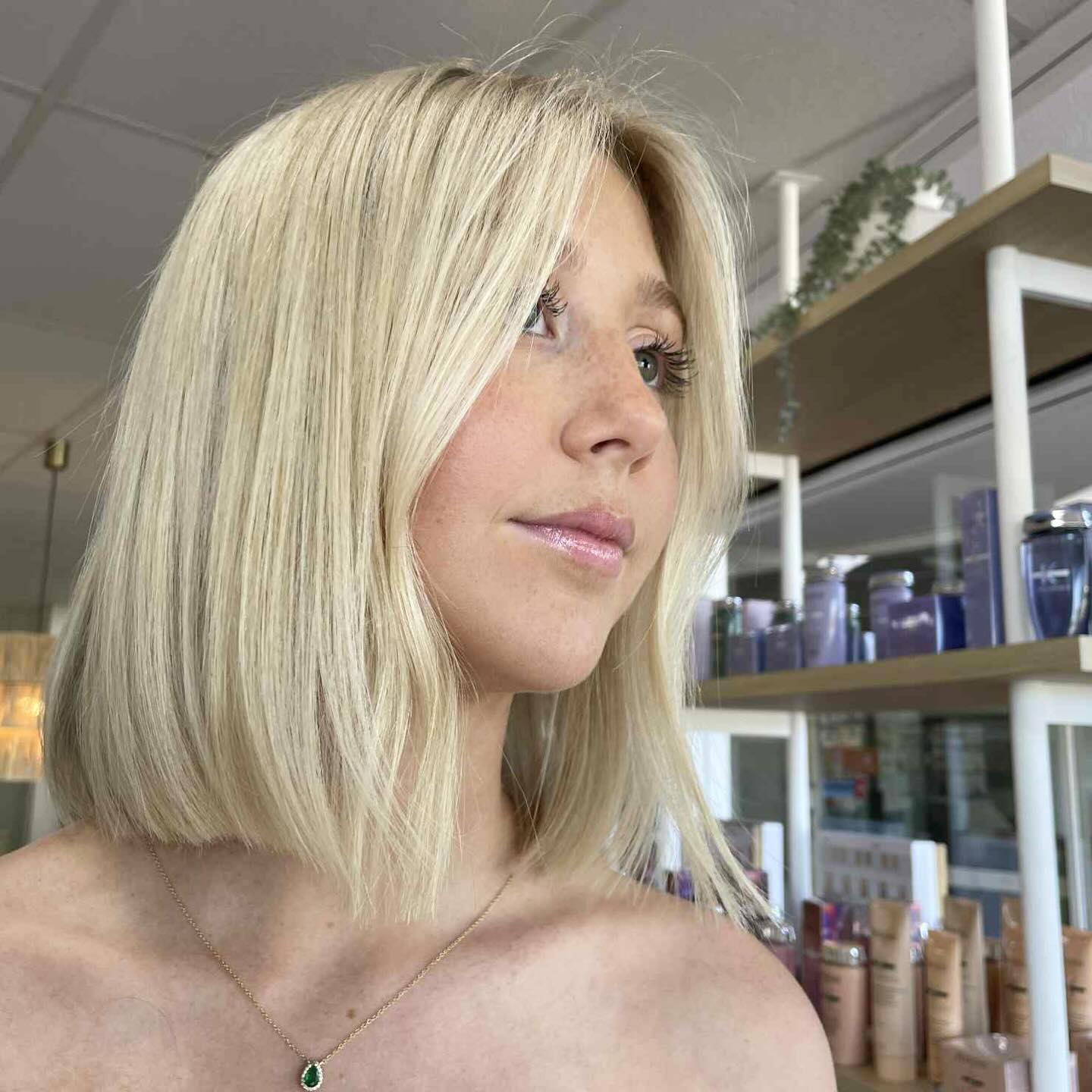 Chic Blonde Bob on our beautiful @jade_coastalblondes 

Ps jump onto her page and see how amazing her work is 😍

#blondebob #sunshinecoastblondes #mooloolabahairdresser