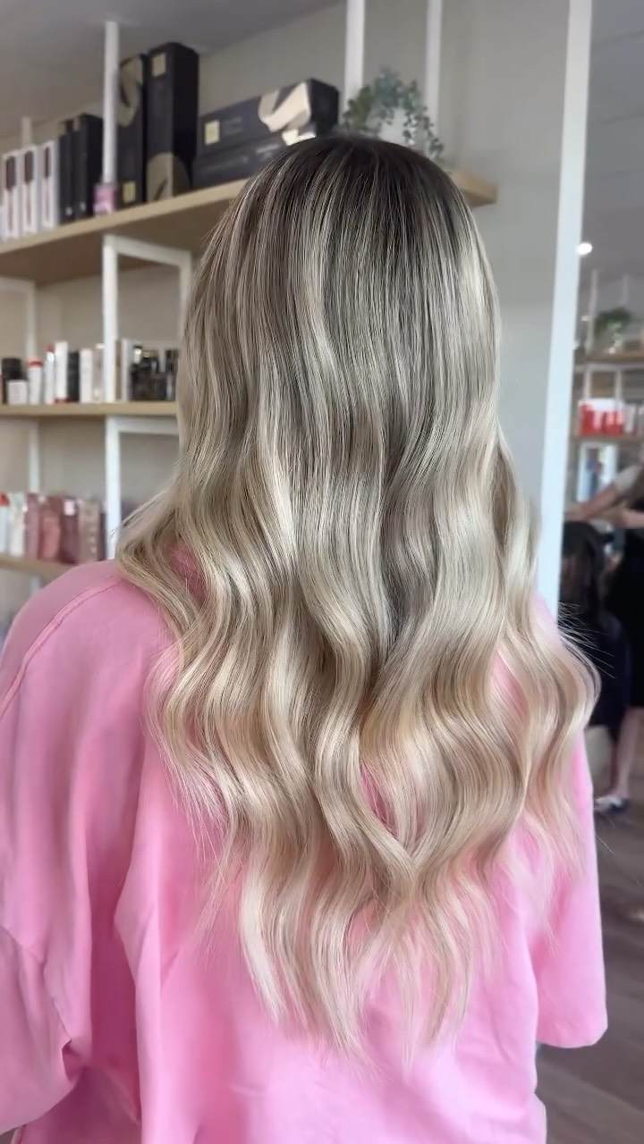 Why wait to have the long hair you want. Get it NOW 

From grown out lob to long luscious hair 😍 

Using our favourite keratin bonds method using @curatedhairsupplies 

#hairextensions #sunshinecoasthairextensions #mooloolabahairdresser #hairbeforeandafter