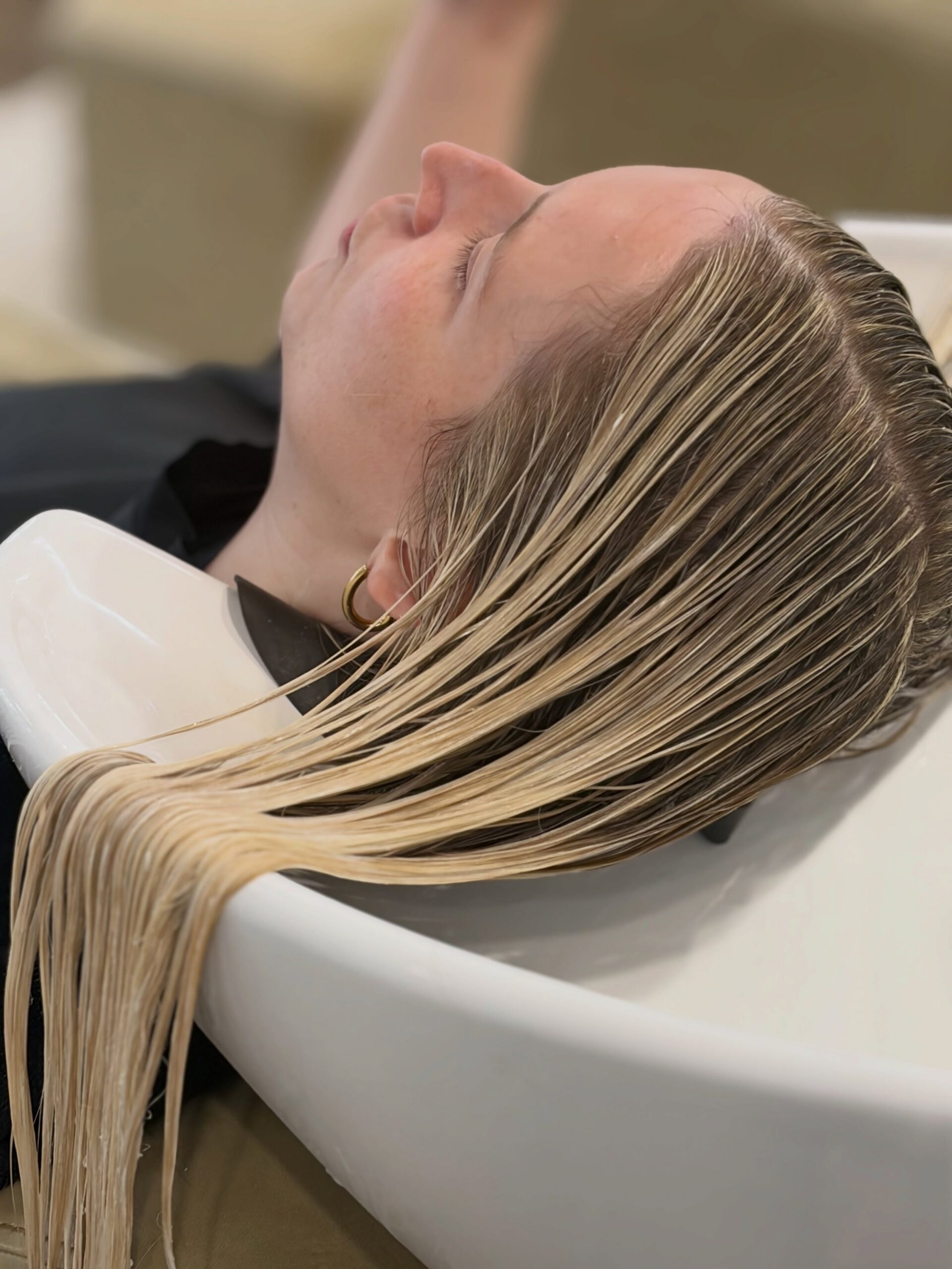 Basin Balayage - what is it and who is it for? 

At the basin after rinsing the foils, we reapply bleach to the mids and ends for a shorter period of time so the t does not over process or dry out the hair

It’s best for blondes who feel like their blonde hair gone a little yellow to bump the base 0.5-1 shade lighter so the new toner can feel fresh. 

Not ideal for darker ends as it will not lighten the hair enough!!!

#basinbalayage #sunshinecoastblondespecialist #mooloolahairdresser